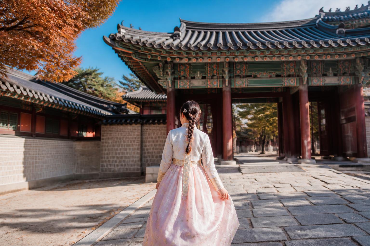 Emma arriving in Seoul at a traditional gate